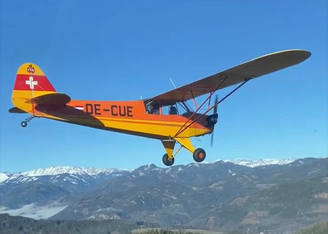 Piper J3 in der Luft